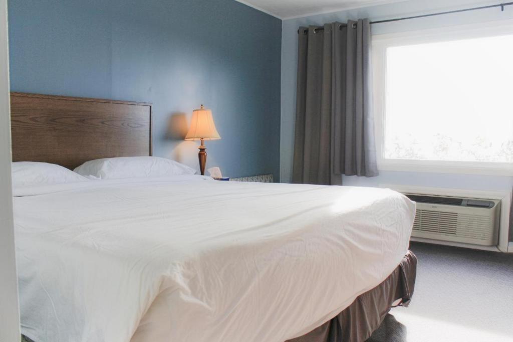 Carolyn Beach Inn Thessalon Екстериор снимка