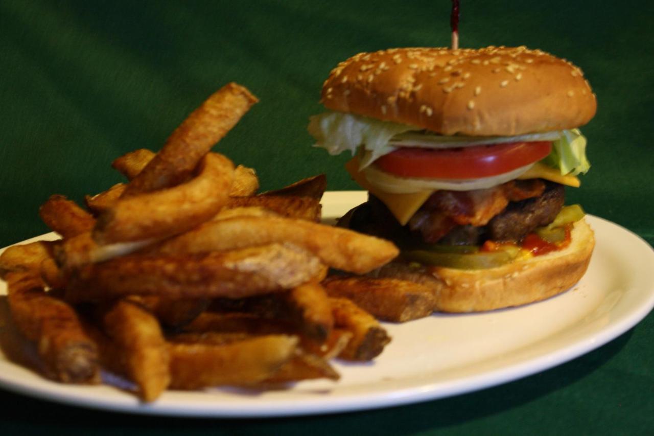 Carolyn Beach Inn Thessalon Екстериор снимка